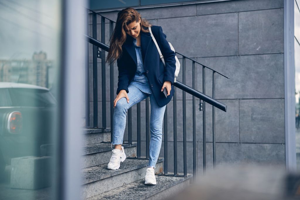 Knee Pain When Walking: Why It Happens and What You Can Do About It